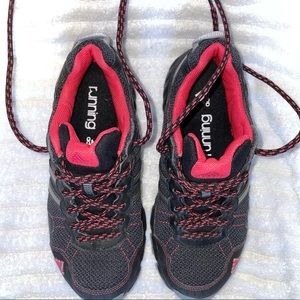 Adidas black running shoe size 6 like new!